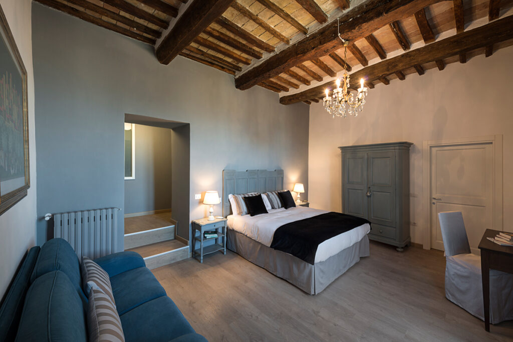 Camera con soffitto a travi e lampadario